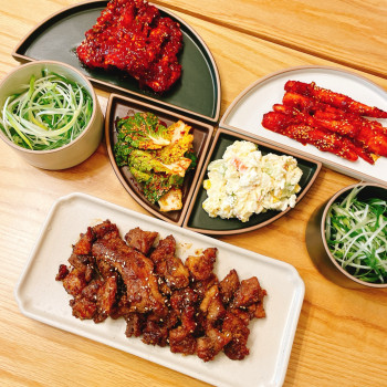 순수한반찬] 수제 한돈 양념 갈비 정찬 세트 (수제 한돈양념돼지,양념게장,더덕구이,크래미냉채,배추겉절이,잡채,파채,소스)