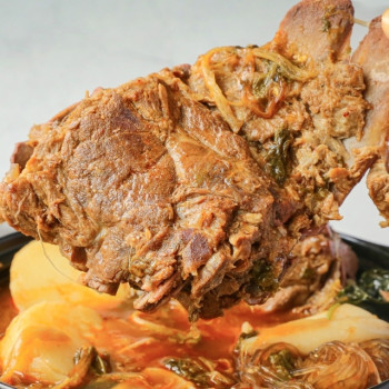 잡내없이 푸짐한 살코기와 깔끔한 국물 맛ㅣ국내산 등뼈 감자탕 1kg 10팩(20인분) 2인분 1팩당 5,990원!